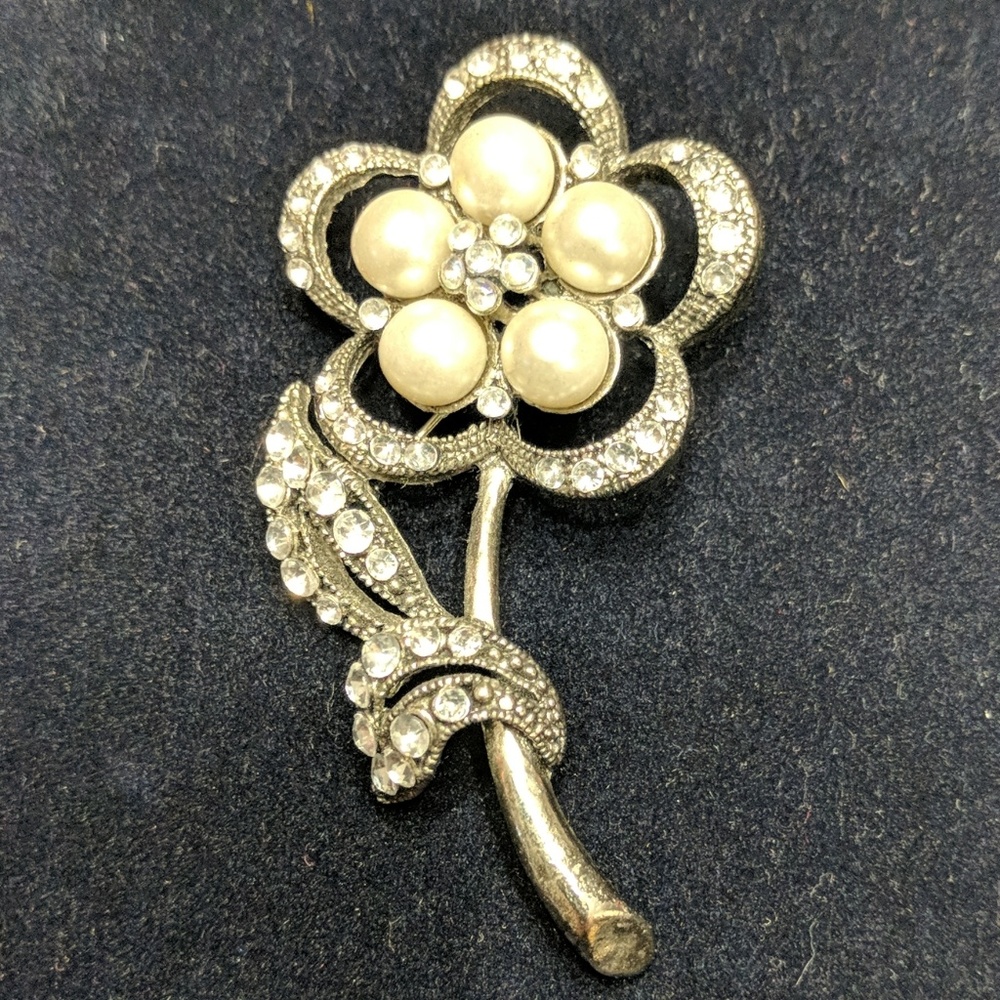 Vintage Brooch silvertone with CZ and pearls